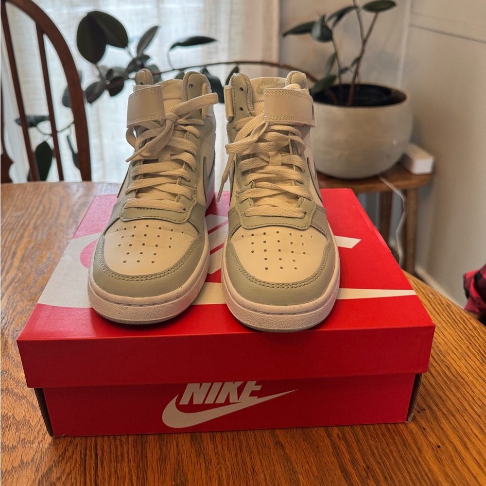 Nike Big Kid’s Court Borough Mid 2 in Silver/White, sz 4 (women’s 5)